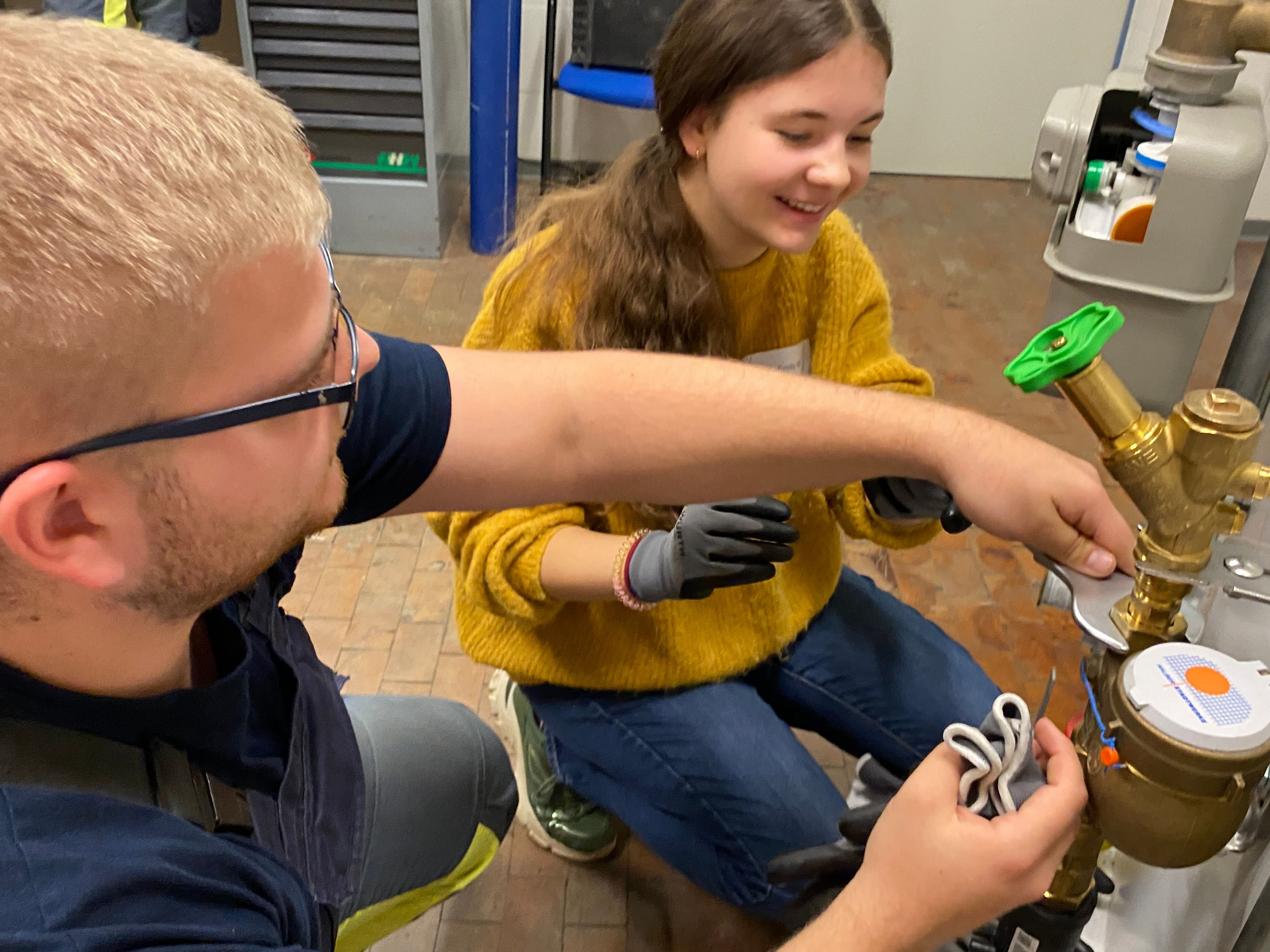 Jobs im Harz: Halberstädter Neuntklässler sind mit Maulschlüssel und Stift Berufen auf der Spur