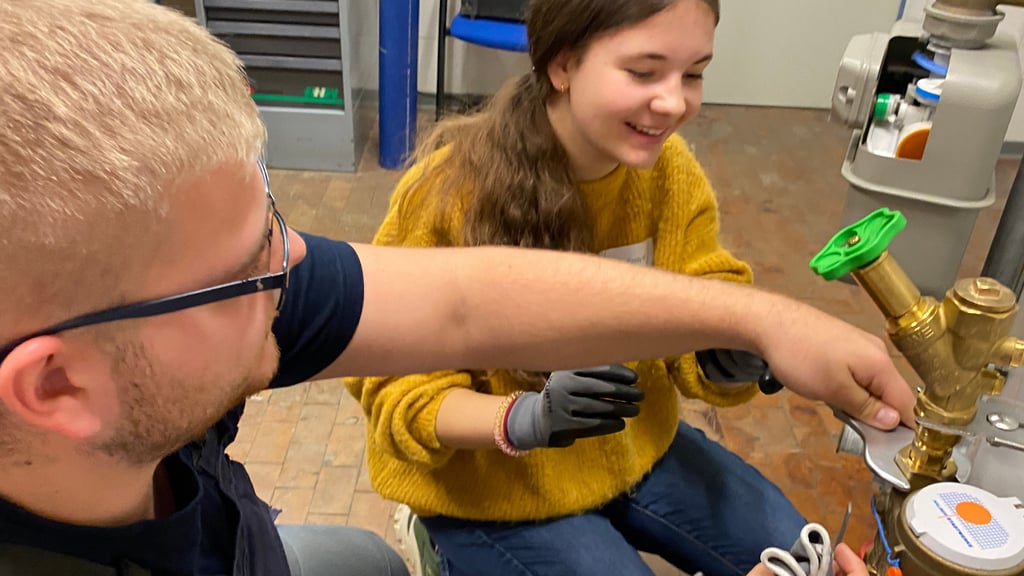 Emely ist beim „That's my Day“ der Gröpertorschüler bei den Halberstadtwerken konzentriert dabei. Francis Siebert unterstützt die Neuntklässlerin.