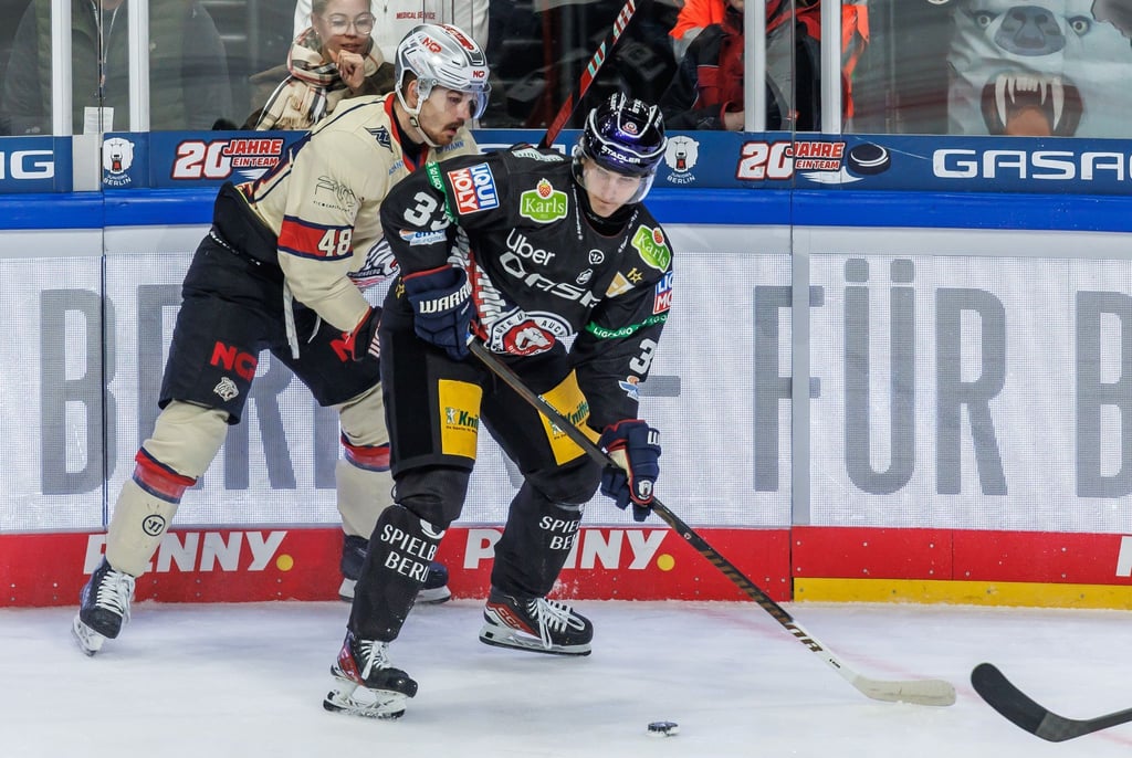 Angreifer Matej Leden von den Eisbären Berlin erzielte bei der knappen Heimniederlage gegen die Kölner Haie sein erstes DEL-Tor. (Archivbild)