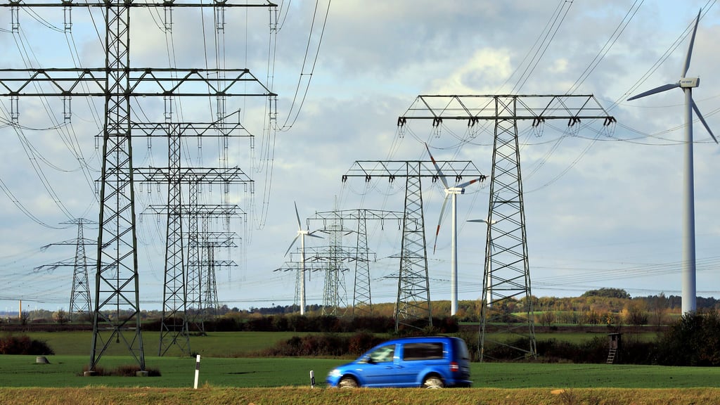 Stromtrassen führen zum Umspannwerk Wolmirstedt, einem wichtigen Knotenpunkt in Sachsen-Anhalt.