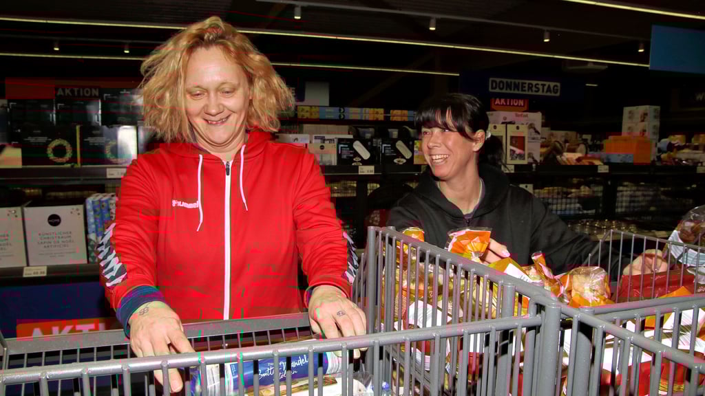 Tina Apitzsch (l.) und Cindy Schulze räumen hier die Regale im neuen Markt ein. Sie werden künftig hier wieder arbeiten und freuen sich auf die Eröffnung. 
