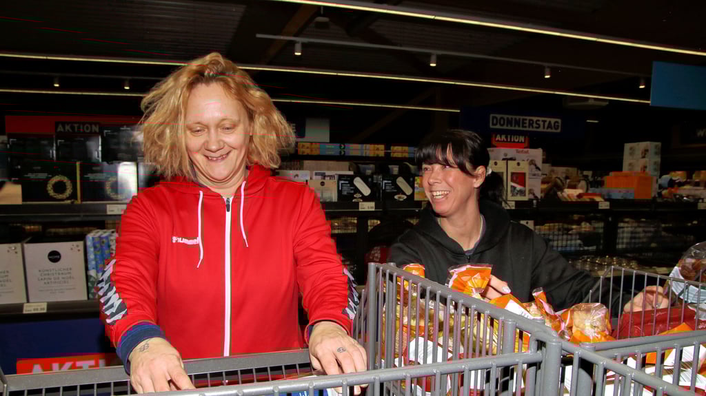 Tina Apitzsch (l.) und Cindy Schulze räumen hier die Regale im neuen Aldi in Calbe ein. Sie werden künftig hier wieder im Discounter arbeiten und freuen sich auf die Eröffnung.