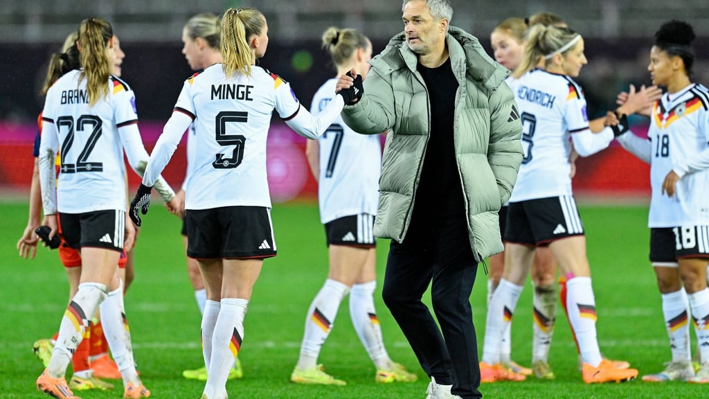 Hoffen auf den Zuschlag der EM 2029: Bundestrainer Wück und die deutschen Fußballerinnen.