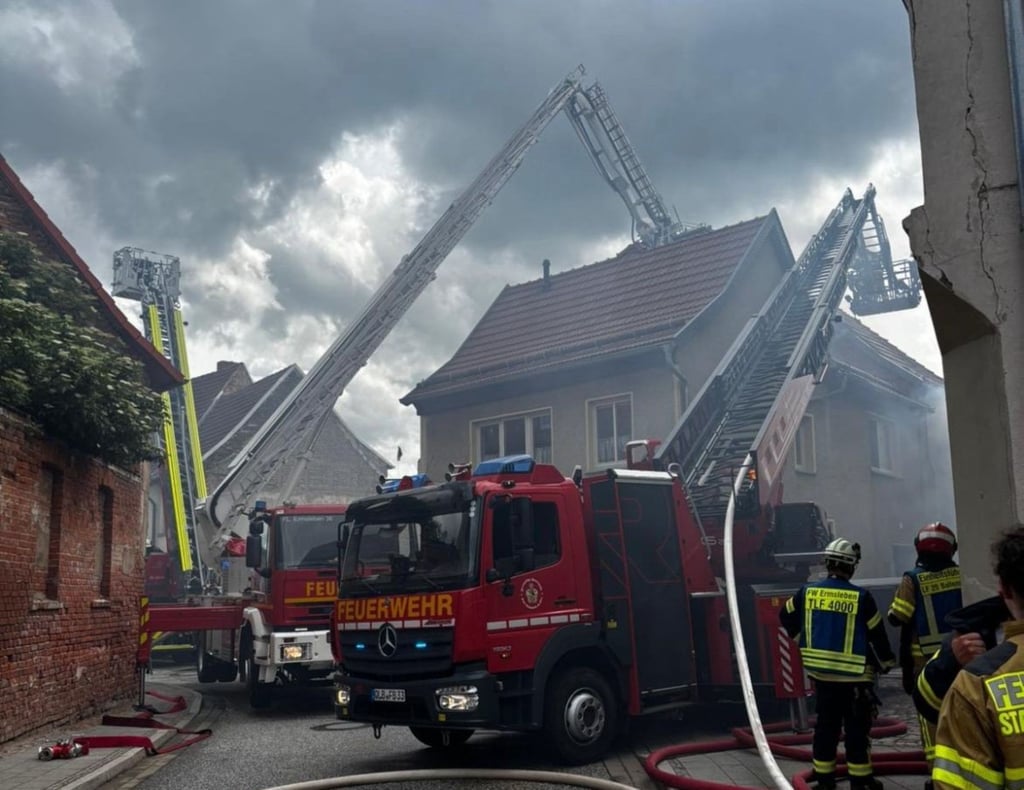 Juni 2025: Die Feuerwehr Falkenstein bekämpft einen Wohnhausbrand in Ermsleben. Mit neuer Software sollen Einsätze künftig besser bewältigt werden können.  