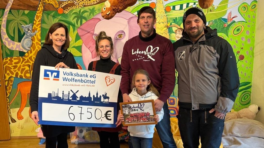 Die Hälfte der Spendensumme vom "Lebenswertfest" übergab der Verein "Kephera" an den Kinderschutzbund Börde.