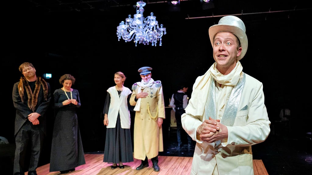 Marcel Kaiser spielt in „Mephisto – Roman einer Karriere“ am Theater der Altmark in Stendal die Hauptrolle „Gustaf Gründgens“. Hier mit auf der Bühne: Fynn Zinapold (von links), Kerstin Slawek, Katrin Steinke und Hannes Liebmann.