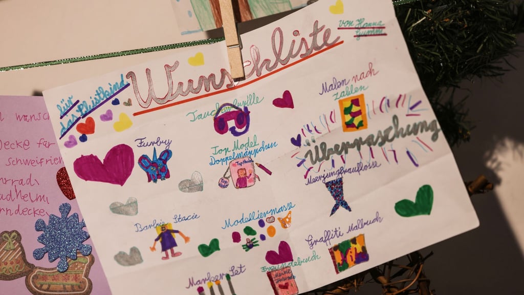 Viele Kinder haben ihre Briefe mit Malereien oder Aufklebern verziert. (Archivbild)