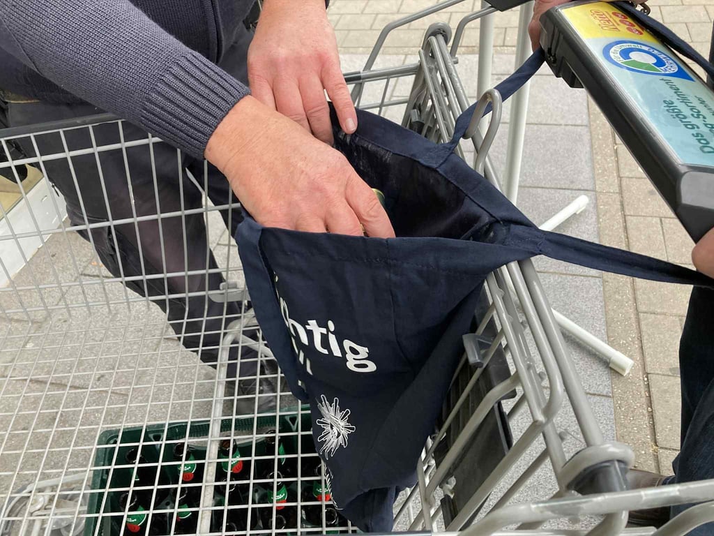 Erst an der Supermarktkasse bemerkt eine 57-jährige Oschersleberin, dass ihre Geldbörse gestohlen wurde. Taschendiebe gehen derzeit in der Bodestadt immer öfter in Einkaufsmärkten auf Beutejagd. 