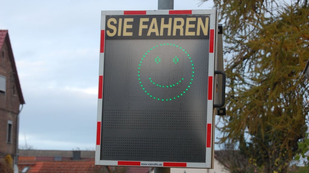 Mit einem grünen Grinsegesicht „belohnt“ die Tafel alle Autofahrer, die sich ans Tempolimit halten. Zudem zeigt sie die Geschwindigkeit an. 