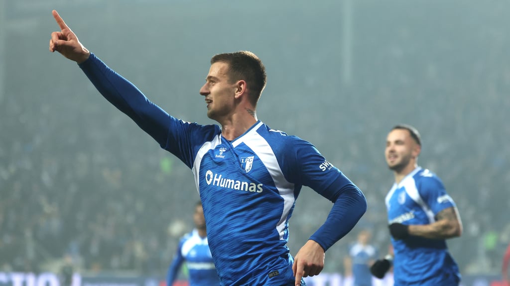 Mateusz Zukowski: Liebegruß in Richtung Tribüne vom Angreifer vom 1. FC Magdeburg.