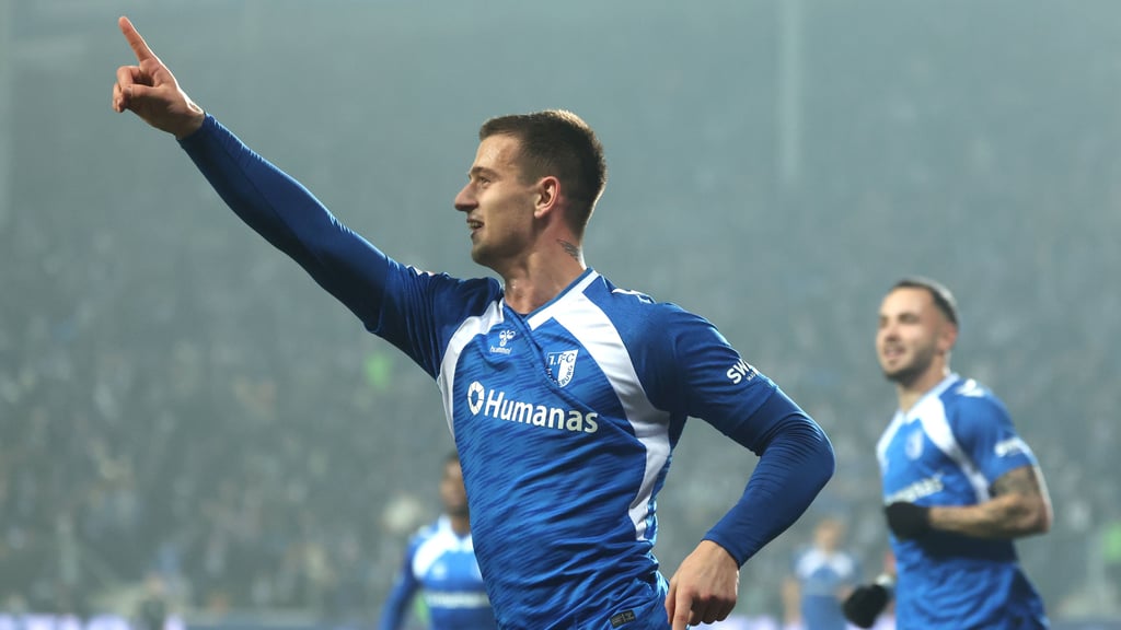 Mateusz Zukowski: Liebegruß in Richtung Tribüne vom Angreifer vom 1. FC Magdeburg.