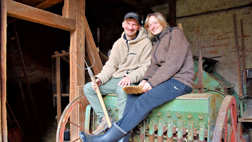 Das junge Ehepaar Hans-Jakob Völkel und Patricia Kaube ist glücklich mit seinem alten Dreiseithof in Lonzig mit Wohnhaus, Scheune und Arbeitsbereich. Diesen hätten sie nicht ohne ihr „Glücksbringer-Haus“ (rundes Foto) gefunden.
