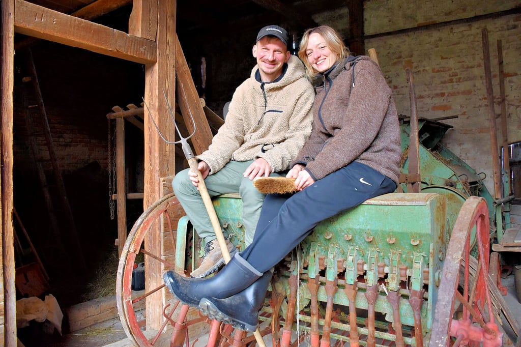 Das junge Ehepaar Hans-Jakob Völkel und Patricia Kaube ist glücklich mit seinem alten Dreiseithof in Lonzig mit Wohnhaus, Scheune und Arbeitsbereich. Diesen hätten sie nicht ohne ihr „Glücksbringer-Haus“ (rundes Foto) gefunden.