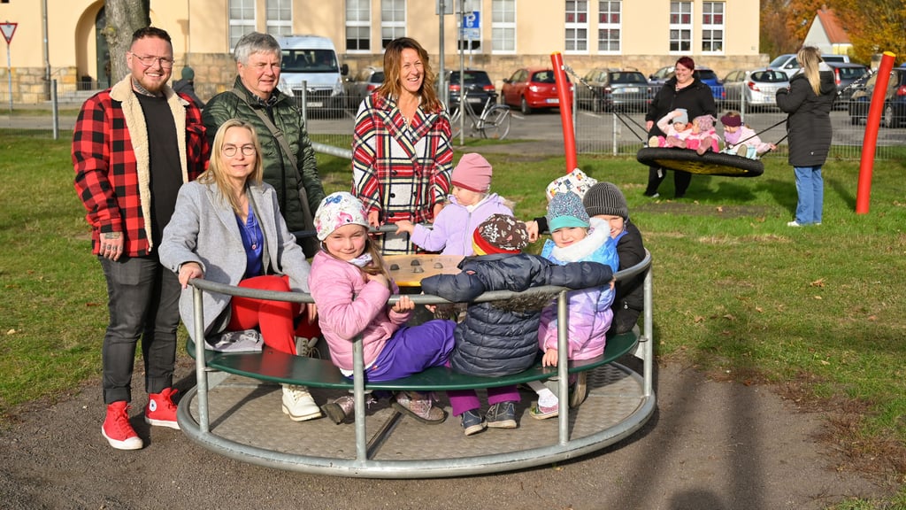 Bei der Eröffnung des Spielplatzes in Klein Wanzleben probierten Lokalpolitiker und Kinder die Spielgeräte aus.