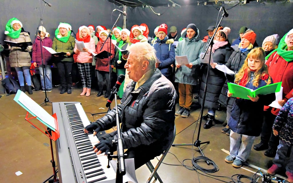 Ulli Schwinge lud gemeinsam mit dem Köthener Chor „tonArt“ zum Stadionsingen mit bekannten Weihnachtsliedern ein. 
