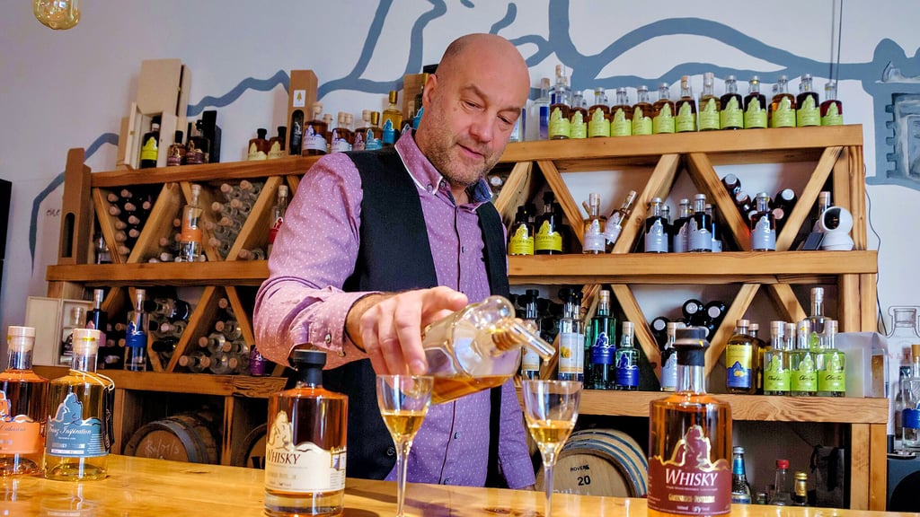 Ein Schluck Gartenreich: Frank Franke schenkt eine Probe seines Wörlitzer Whiskys ein. Auch Tastings bietet der Brennmeister bei sich in der Destillerie an, aufgrund von Umbauarbeiten jedoch erst ab kommenden Sommer. 