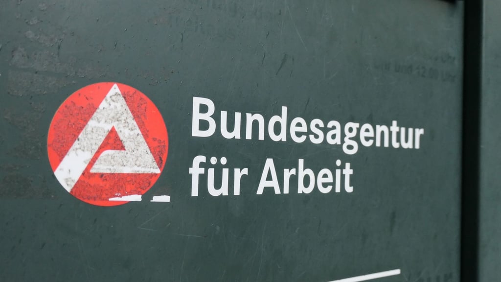 Laut Bundesagentur für Arbeit sind die Betroffenen auf dem Arbeitsmarkt weiterhin benachteiligt. (Symbolbild)