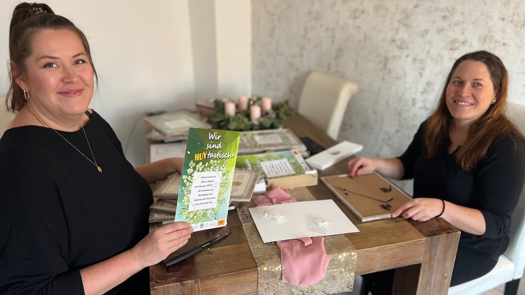 Mandy Ebermann (links) und Chefin Sarah Zschernitz beim Vorbereiten der „Abschiedsgeschenke“ des Projekts.