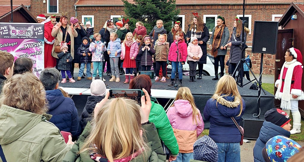 Kinder der Kita Zwergenland sorgten mit Weihnachtsliedern für viel Applaus und gezückte Handys.