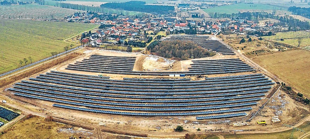  Der bereits bestehende Solarpark in Uchtdorf  kurz nach dem Bau.  Der neue Solarpark soll zehnmal so groß werden.