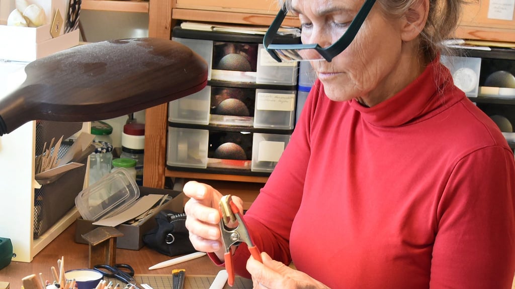 Winzige Bücher mit mehr als 90 Seiten stellt Kathrin Hohensee aus Leipzig her und bringt ganze Städte und Abenteuer in die Puppenstube.