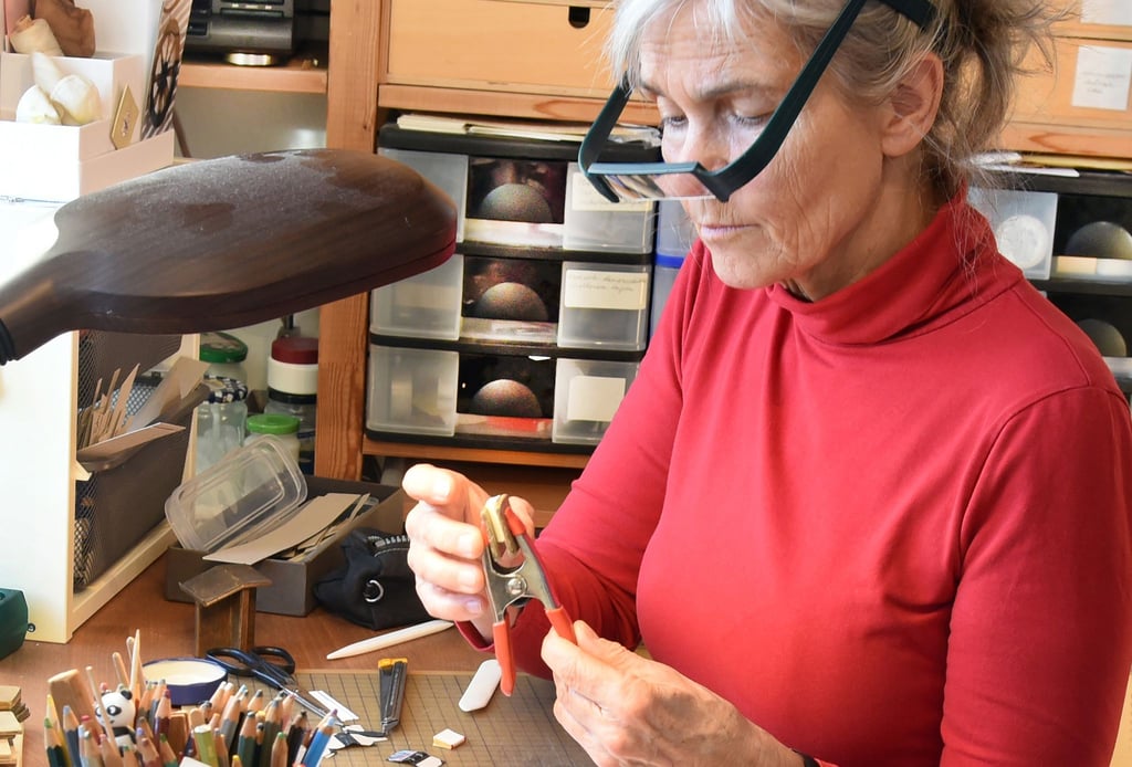 Winzige Bücher mit mehr als 90 Seiten stellt Kathrin Hohensee aus Leipzig her und bringt ganze Städte und Abenteuer in die Puppenstube.