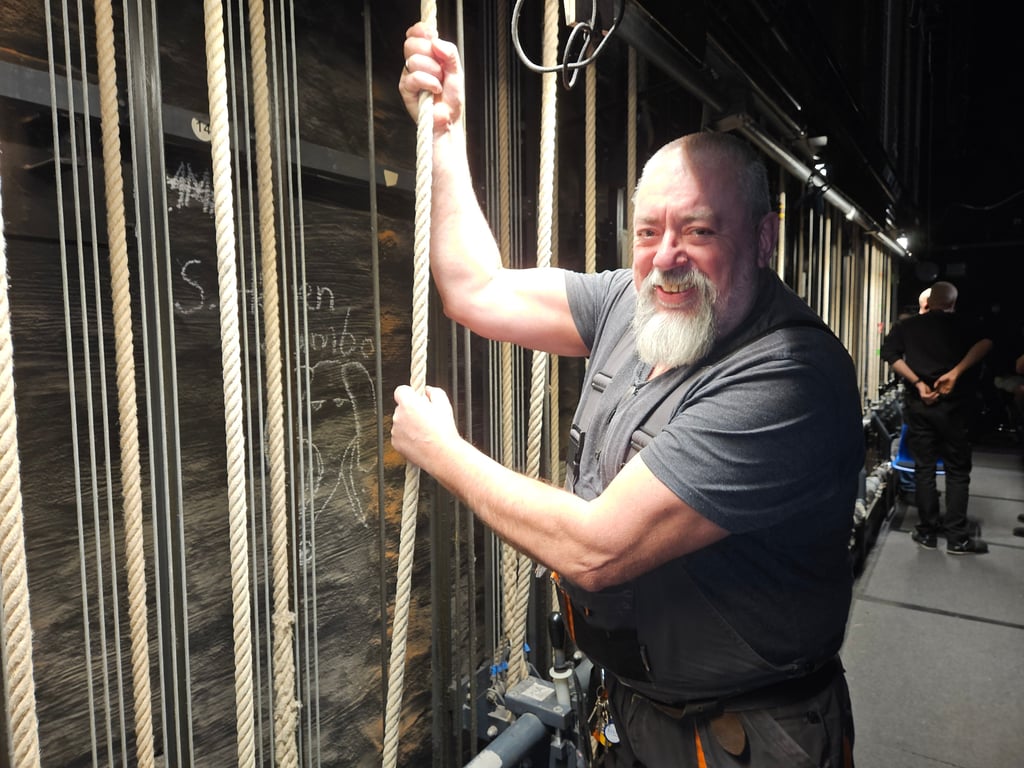 Stephan Berges packt hinter der Bühne an: Mit den Seilzügen werden die Kulissen bewegt.