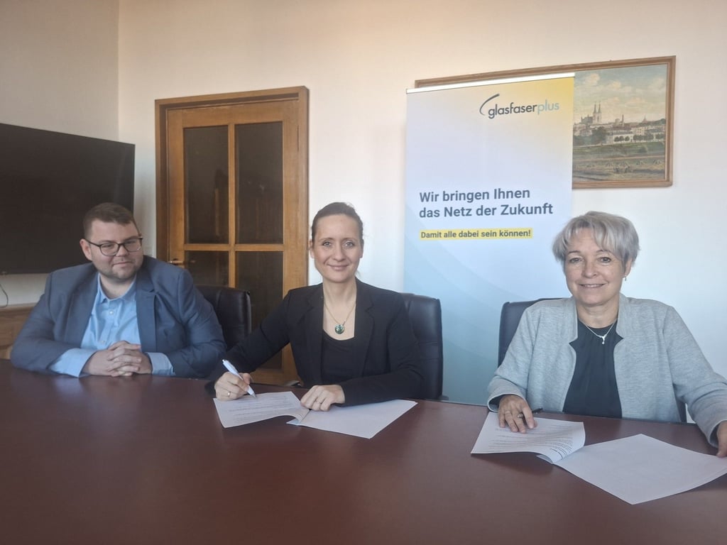 Köthens Oberbürgermeisterin Christina Buchheim (re.) hat den Vertrag mit „GlasfaserPlus“ unterschrieben. 