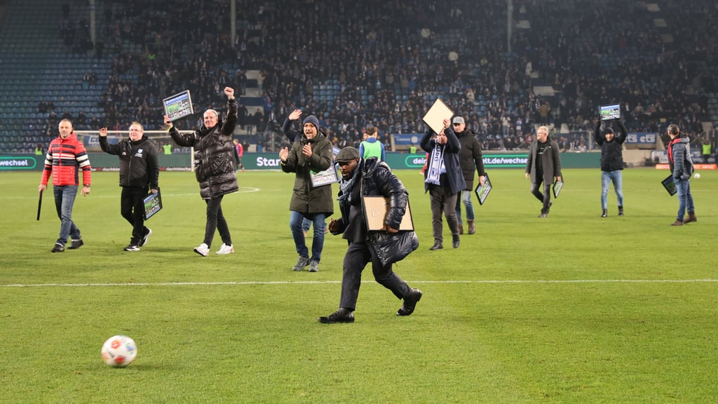 Die Mannschaft von damals genoss es am Sonnabend, von den Fans des 1. FC Magdeburg gefeiert zu werden.