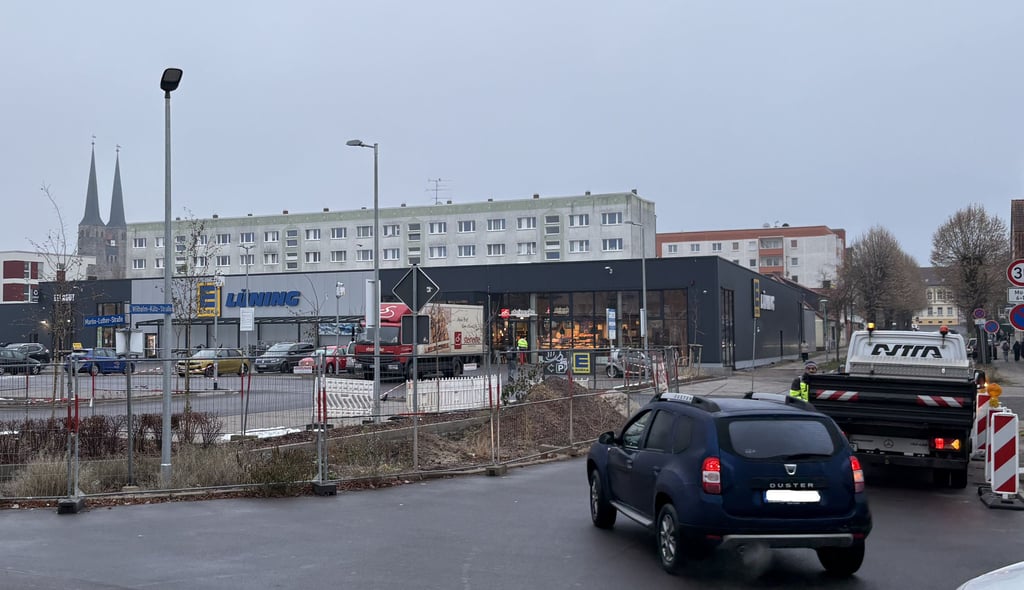 Aufgerissen und abgesperrt: Der Gehweg am Supermarktgelände an der Wilhelm-Külz-Straße in Burg kann auch Monate nach der Eröffnung des neuen Einkaufsmarktes nicht genutzt werden.
