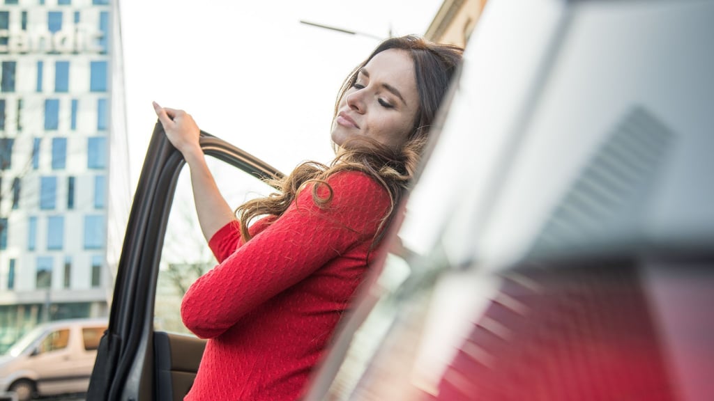 Wer Warnzeichen eines Sekundenschlafs bemerkt, legt besser eine Pause ein.