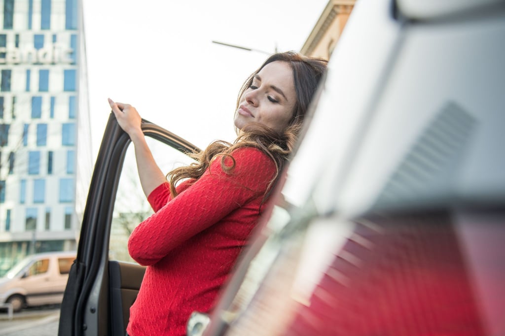 Wer Warnzeichen eines Sekundenschlafs bemerkt, legt besser eine Pause ein.