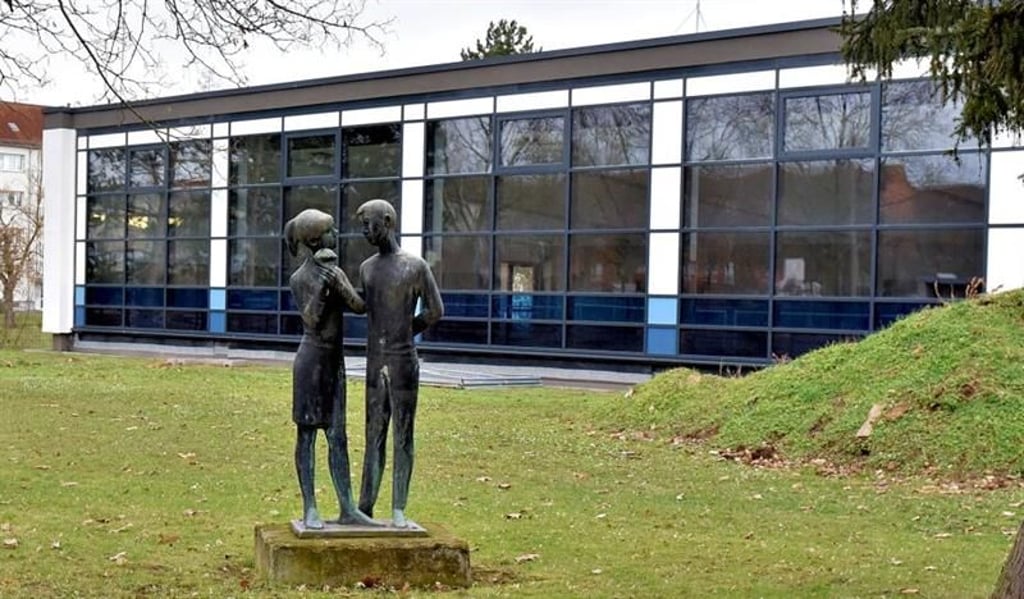 Das Weißenfelser Hallenbad: Obwohl Millionen von Euro in die Sanierung gesteckt worden sind, steht es wegen Baupfuschs seit Jahren leer.