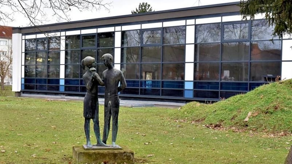 Das Weißenfelser Hallenbad: Obwohl Millionen von Euro in die Sanierung gesteckt worden sind, steht es wegen Baupfuschs seit Jahren leer.