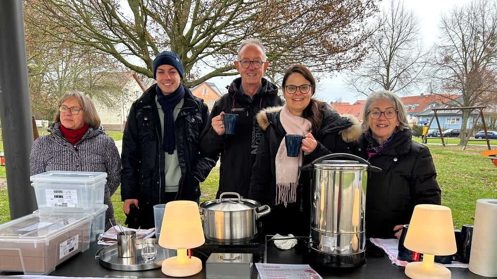 Familie Schulz, Familie Teichert und Familie Kraffczyk warteten mit Schmalzbroten, Waffeln und Feuerzangenbowle auf der Kantorwiese in Biederitz auf Gäste.