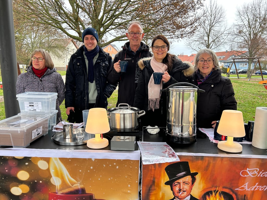 Familie Schulz, Familie Teichert und Familie Kraffczyk warteten mit Schmalzbroten, Waffeln und Feuerzangenbowle auf der Kantorwiese in Biederitz auf Gäste.