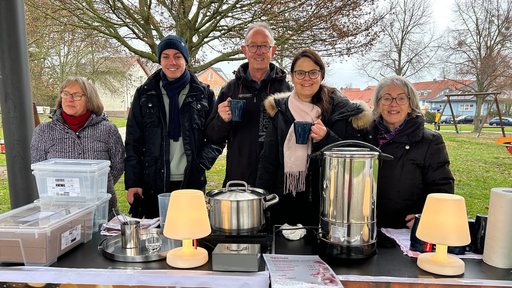 Familie Schulz, Familie Teichert und Familie Kraffczyk warteten mit Schmalzbroten, Waffeln und Feuerzangenbowle auf der Kantorwiese in Biederitz auf Gäste.