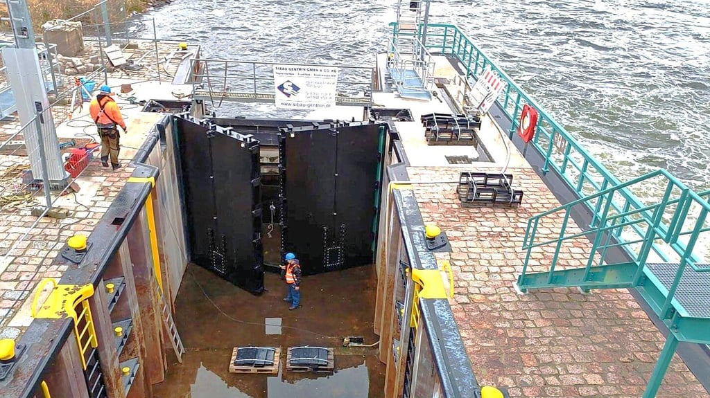 Neue Tore aus Metall wurden in der Kahnschleuse am Altarmwehr bei Quitzöbel eingebaut. Mehrere Funktionstests stehen noch an.