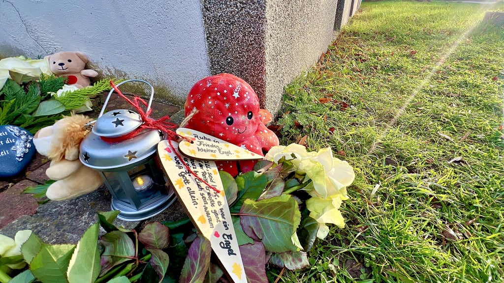 Vor dem Haus wurden Blumen, Kerzen und Kuscheltiere niedergelgt. 