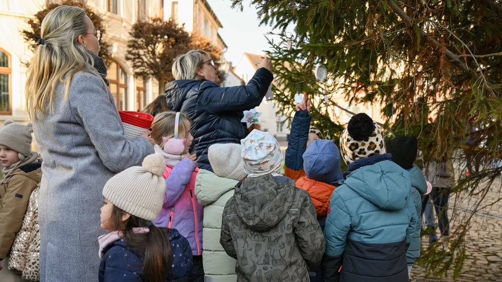 Die Kinder aus drei Kindertagesstätten der Stadt Wanzleben-Börde schmücken den Weihnachtsbaum auf dem Markt.