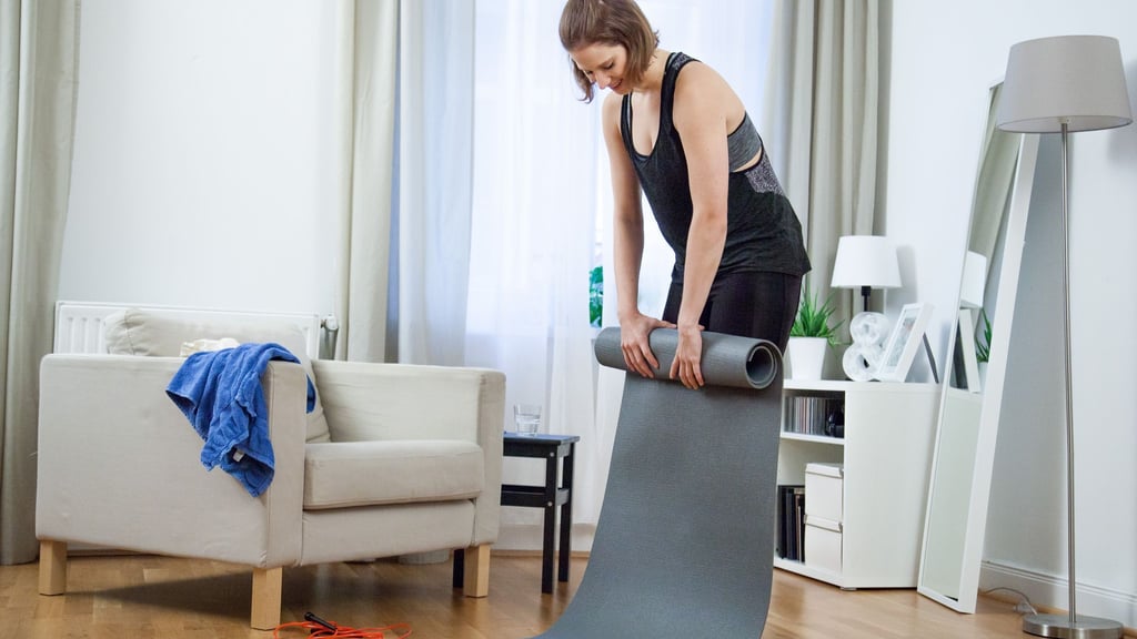 Damit sie lange hält: Yogamatte locker aufrollen und dann an einen trockenen Ort ohne direktes Sonnenlicht stellen.