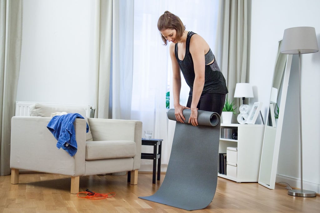 Damit sie lange hält: Yogamatte locker aufrollen und dann an einen trockenen Ort ohne direktes Sonnenlicht stellen.