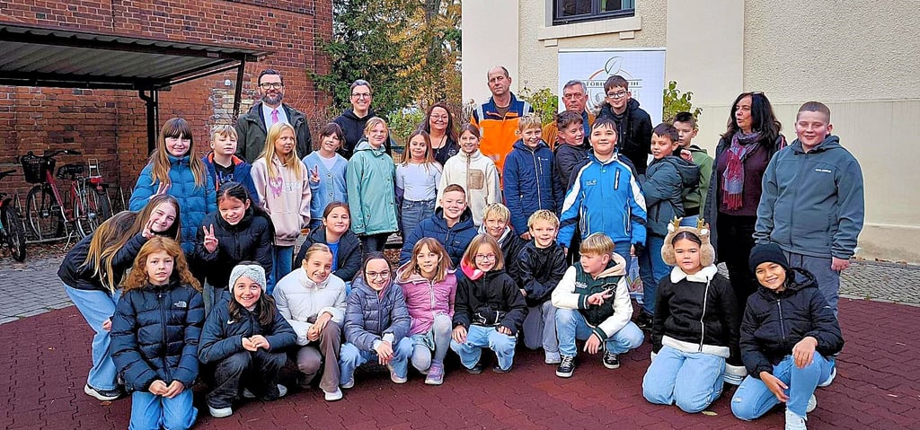 Aufgestellt zum Gruppenfoto: Kinder der Oranienbaumer Grundschule und Mitglieder des Fördervereins 