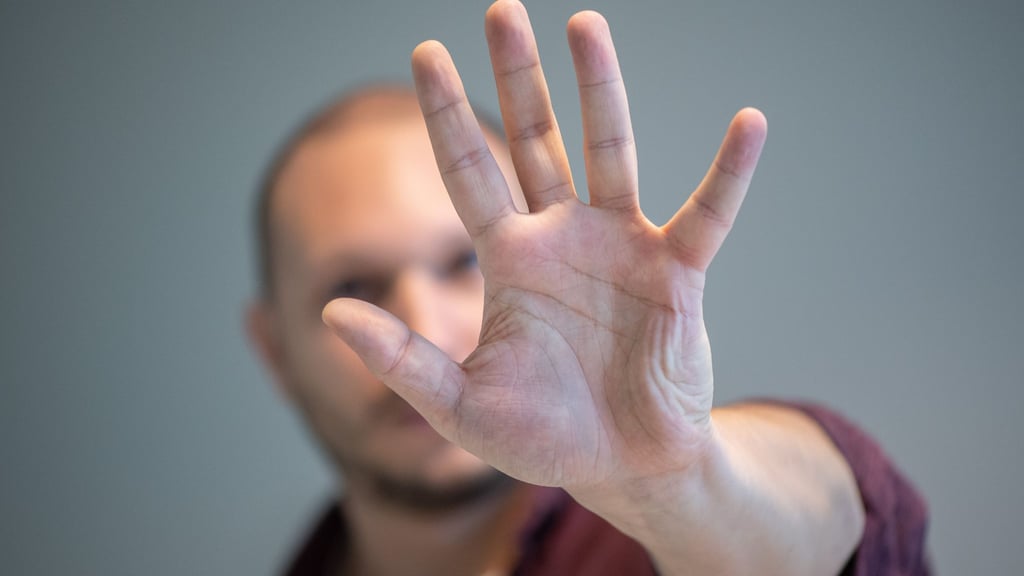 Schwerwiegende Pflichtverletzung: Handgreiflichkeiten am Arbeitsplatz können zur fristlosen Kündigung führen.