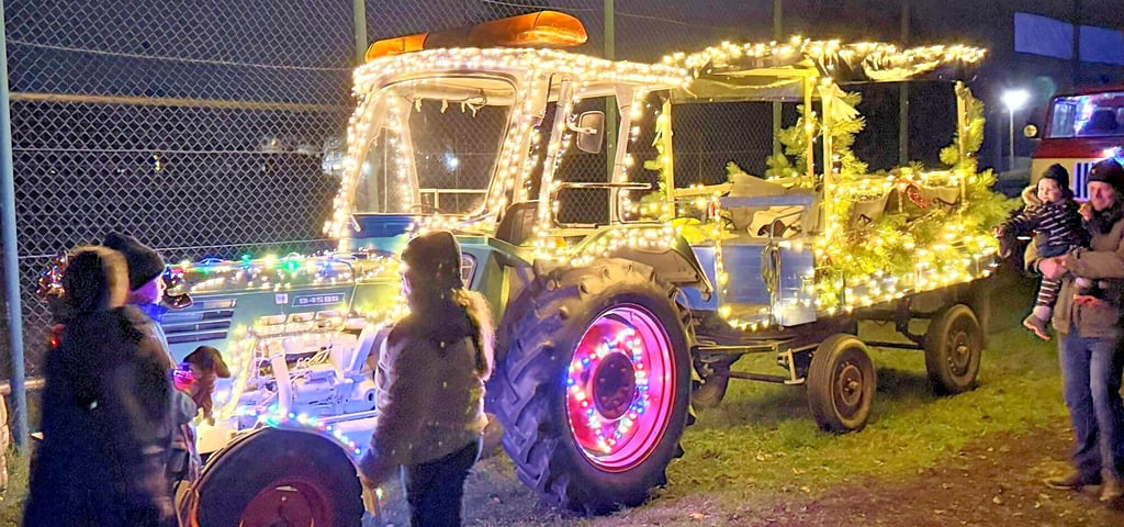 Lichterfahrt in Lüderitz: Traktoren, Pkw und andere Fahrzeuge waren mit Lichterketten erleuchtet und sorgten für eine zauberhafte Stimmung.