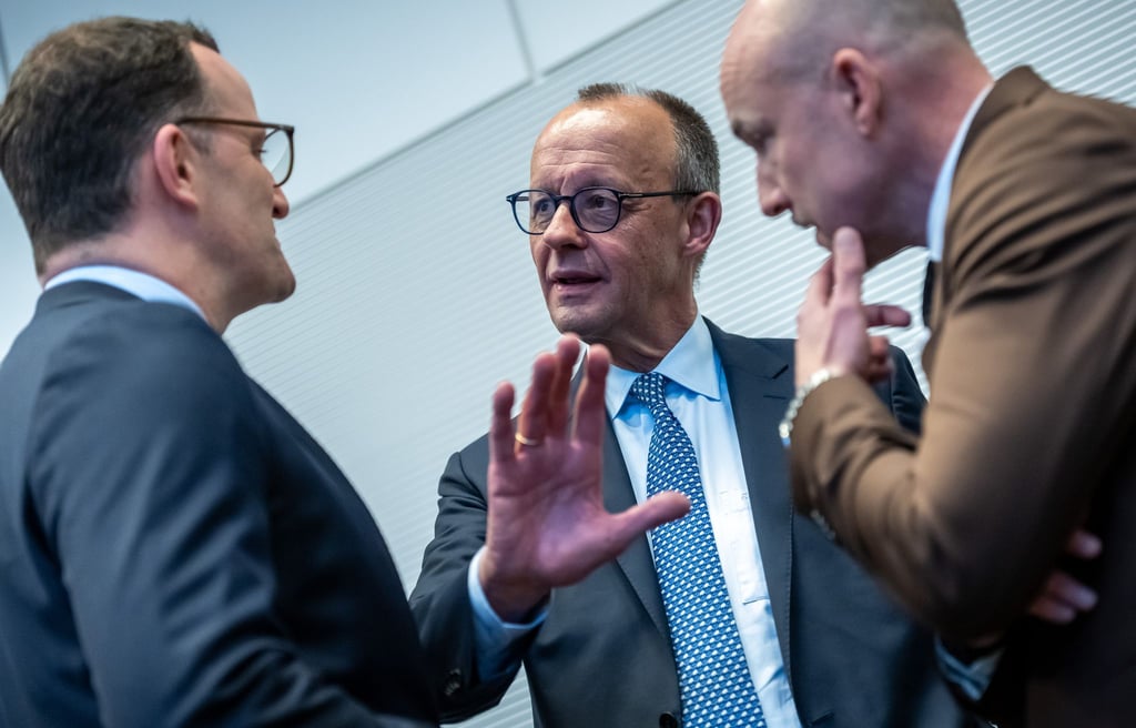 Bringen diese Drei - Unions-Fraktionschef Jens Spahn, Kanzler Friedrich Merz (beide CDU) und CSU-Landesgruppenchef Alexander Hoffmann, das Rentenpaket am Freitag über die Bühne?