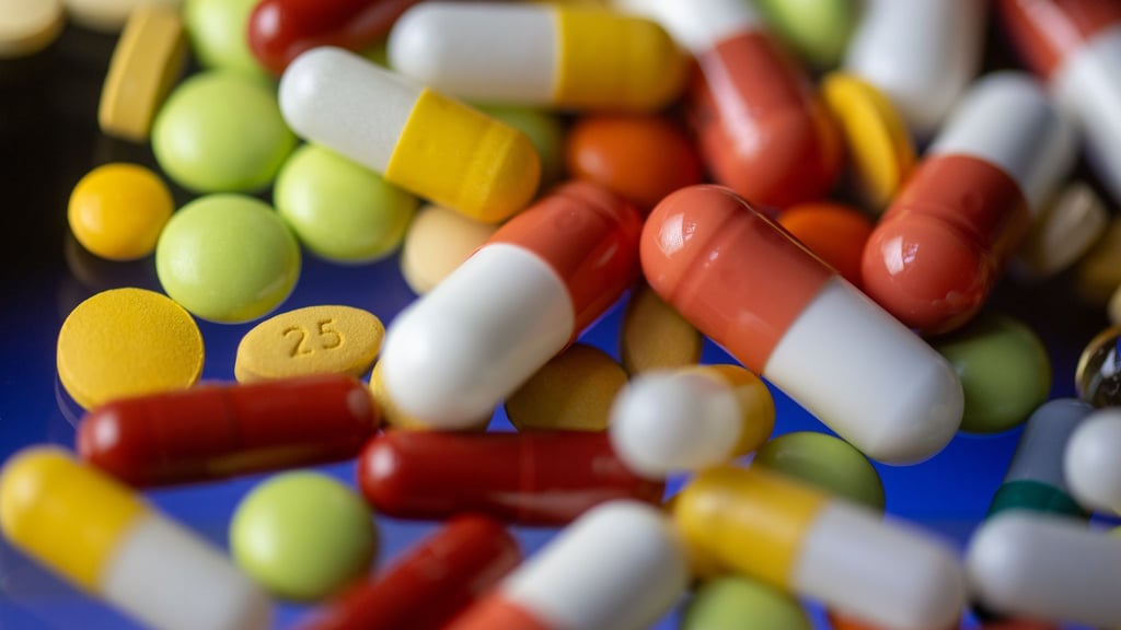 2023 sind die Ausgaben der gesetzlichen Kassen in Sachsen deutlich gestiegen. Besonders viel Geld fließt in Medikamente. (Symbolbild)