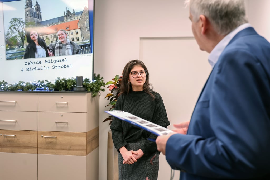 Kennenlernen und gemütliches Beisammensein der Kandidaten für den Volksstimme-Titel „Magdeburger des Jahres 2025“. Hier Kandidatin Zahide Adigüzel, die mit ihrer Mitstreiterin Kindern aus der Ukraine in Magdeburg eine Ferienfreizeit mitorganisierte. Hier im Interview mit Volksstimme-Lokalchef Rainer Schweingel.