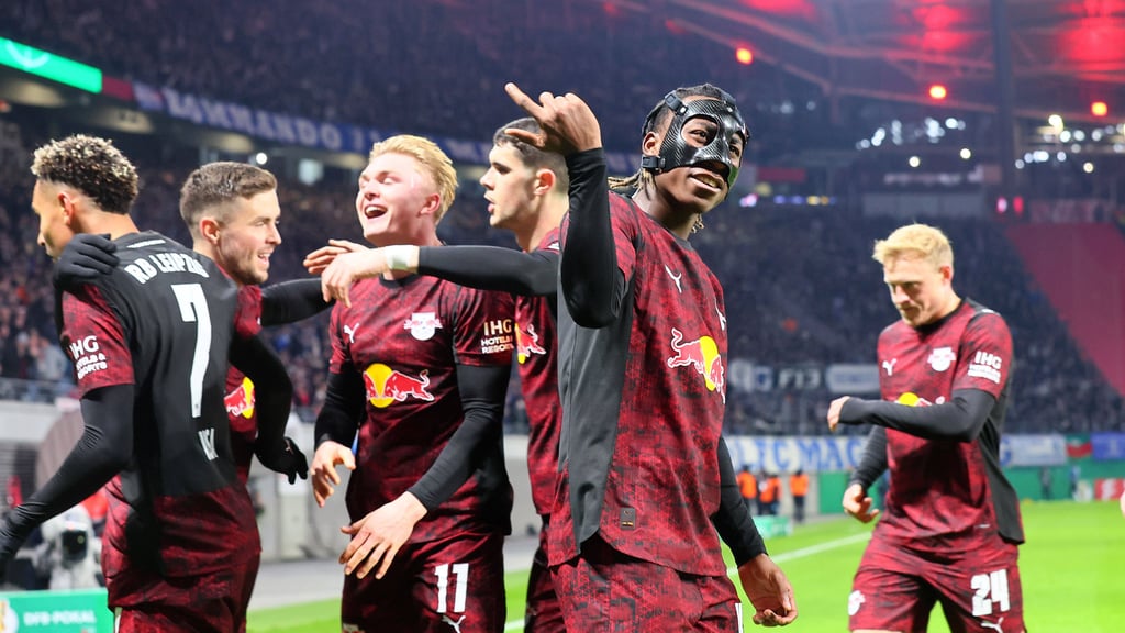 Die Spieler von RB Leipzig bejubeln den Sieg im Pokalduell mit Magdeburg