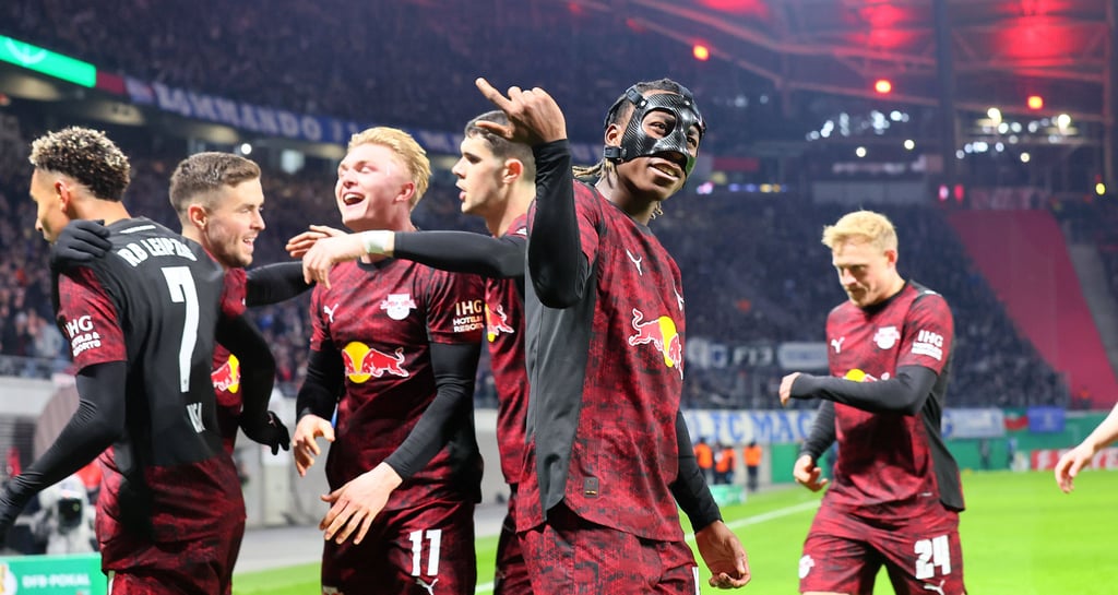 Die Spieler von RB Leipzig bejubeln den Sieg im Pokalduell mit Magdeburg